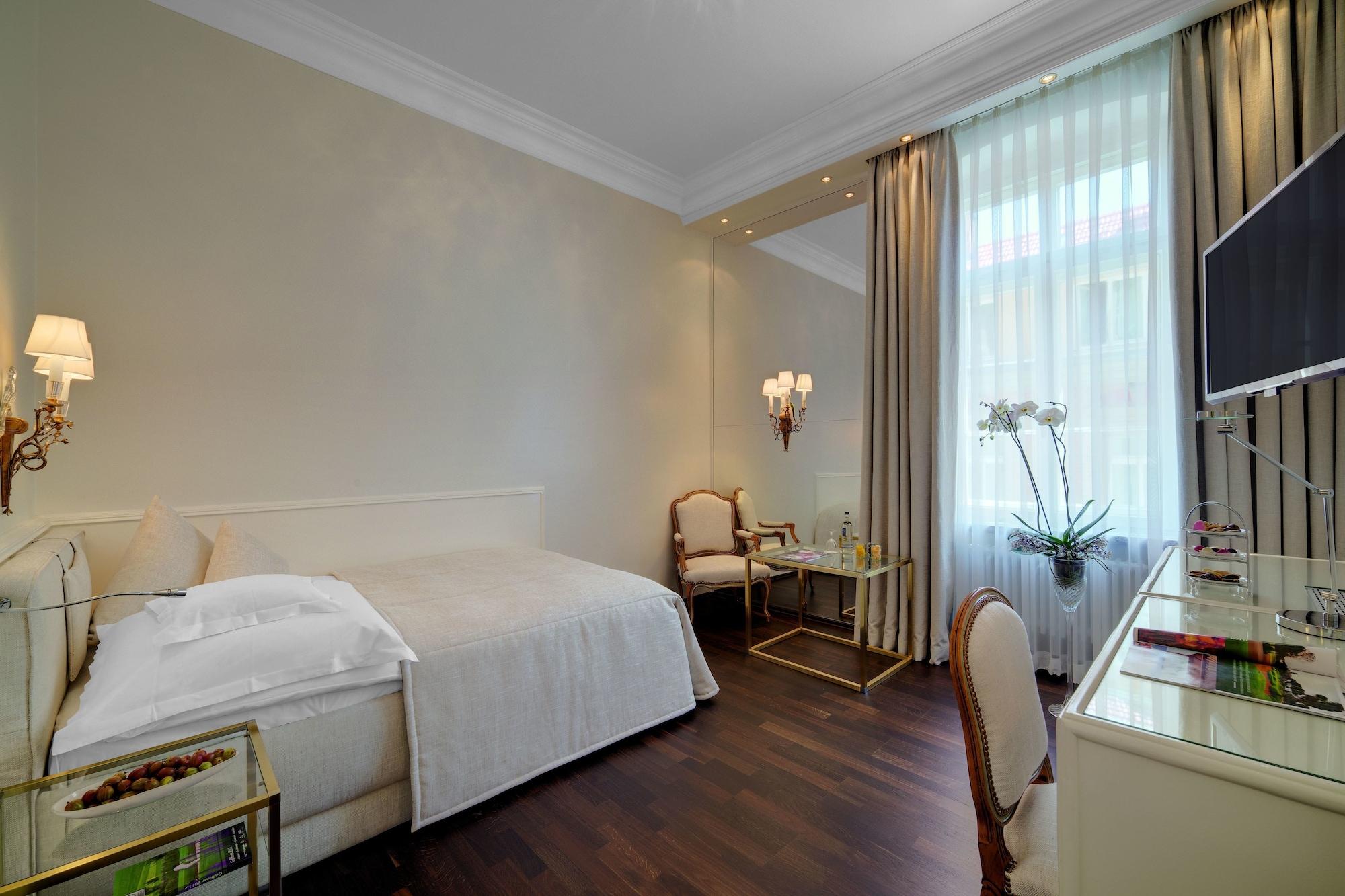 โรงแรมยูโรไพเชอร์ โฮฟ ไฮเดิลแบร์ค ไฮเดลเบิร์ก ภายนอก รูปภาพ A room at the Hotel de la Paix